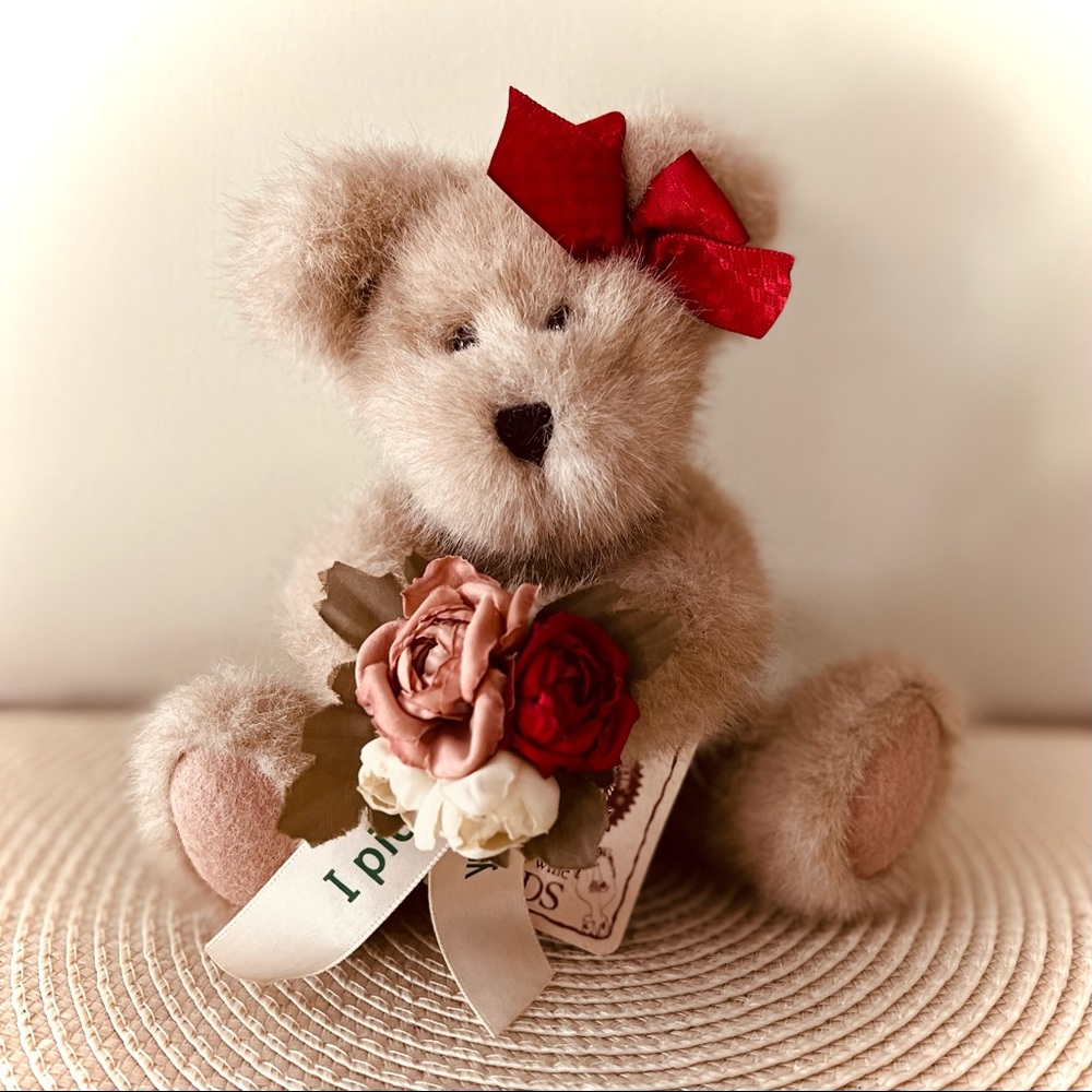 Collectible Boyd’s Bears MAE I. LOVEYA teddy bear